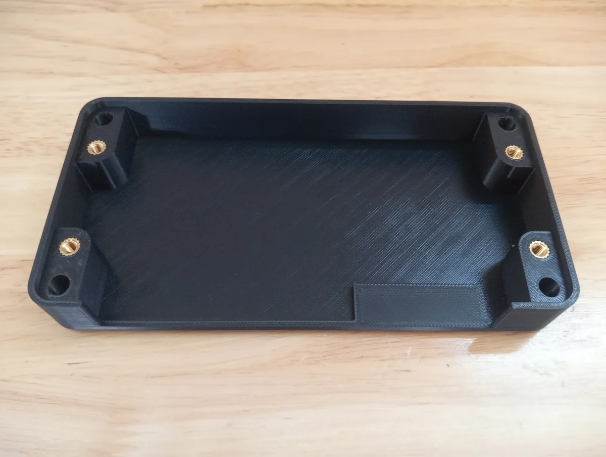 Boîtier noir imprimé en 3D avec logements et inserts métalliques