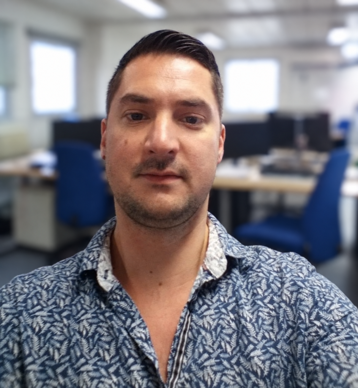 Portrait d’Eric Barbot, fondateur d’Aerolism Engineering, dans un bureau d’études