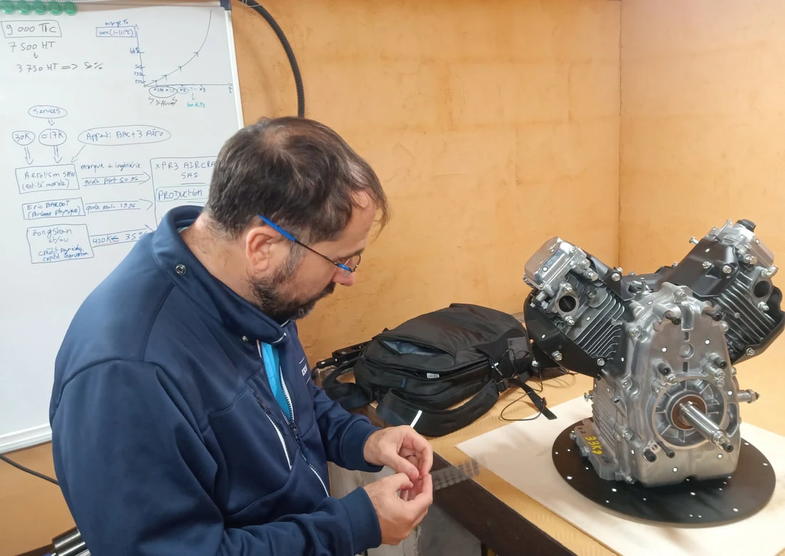 Travail de mesure sur un moteur en atelier