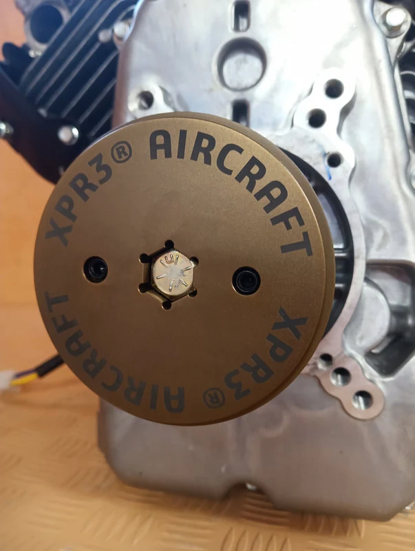 Détail d’une pièce mécanique portant la marque XPR3 Aircraft